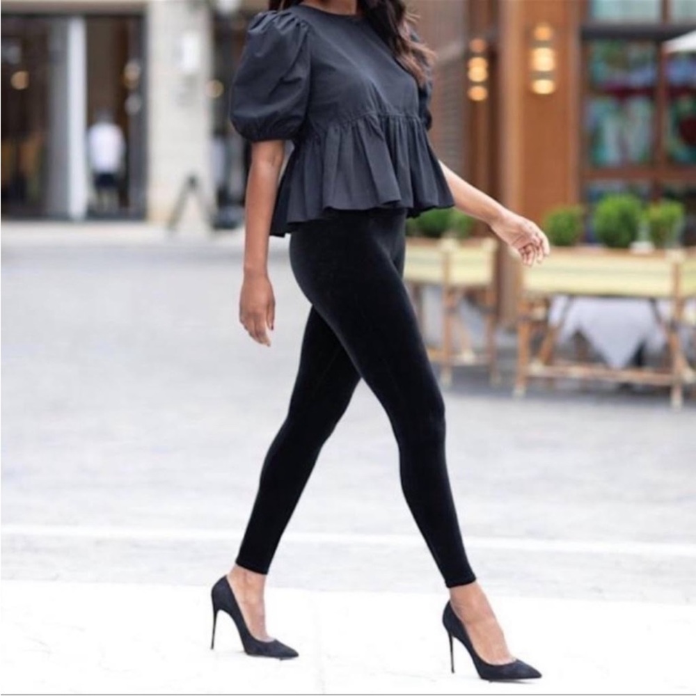 SPANX Velvet/Velour
High Rise Leggings Black
Size L.